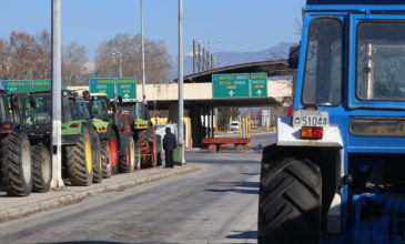 Αγρότες κλείνουν το τελωνείο του Προμαχώνα για τη Μακεδονία
