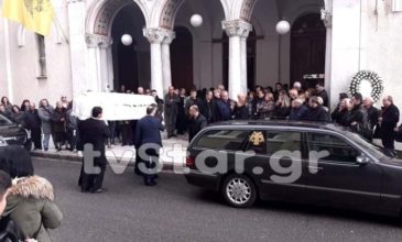 Θρήνος και οργή στην κηδεία της 14χρονης που πέθανε στη Λάρισα