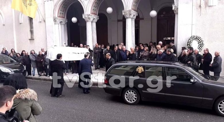 Θρήνος και οργή στην κηδεία της 14χρονης που πέθανε στη Λάρισα