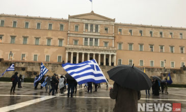 Παρά την έντονη βροχή συγκεντρώνεται κόσμος μπροστά στη Βουλή