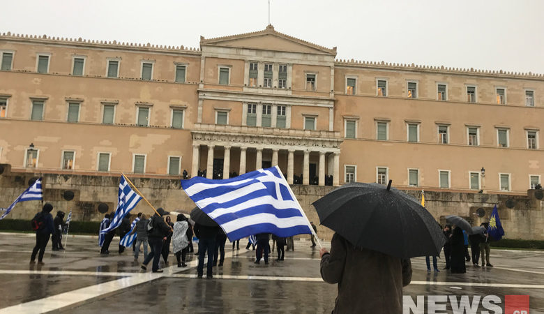 Παρά την έντονη βροχή συγκεντρώνεται κόσμος μπροστά στη Βουλή