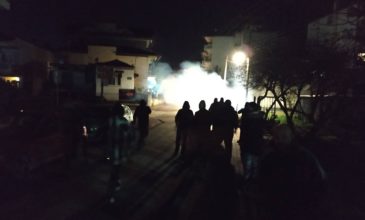 Επεισόδια με μολότοφ και δακρυγόνα έξω από το σπίτι της βουλευτή του ΣΥΡΙΖΑ Ελισάβετ Σκούφα