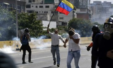 Βενεζουέλα: Ο Γκουαϊδό καλεί σε γενική απεργία