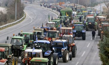 Στους δρόμους οι αγρότες: Έκλεισε η εθνική οδός Αθηνών – Θεσσαλονίκης