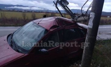 Αυτοκίνητο καρφώθηκε σε κολόνα – Από θαύμα γλίτωσε ο οδηγός