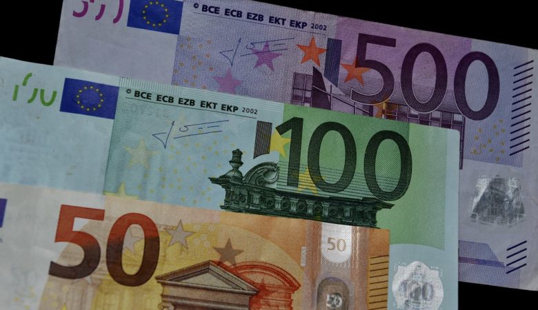 Έκαναν συναλλαγές με πλαστά χαρτονομίσματα των 100 ευρώ