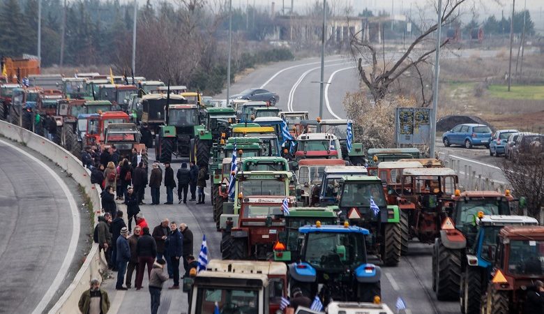 Παραμένει για τρίτη ημέρα το μπλόκο των αγροτών στη Νίκαια