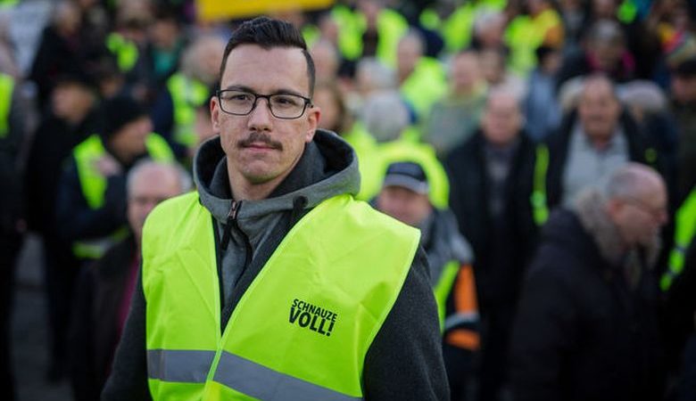 Ο 26χρονος Έλληνας – ηγέτης των «Κίτρινων Γιλέκων» στη Γερμανία
