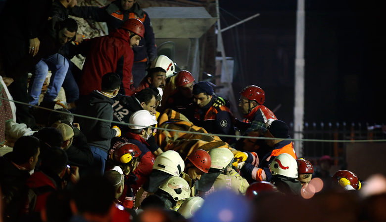 17 οι νεκροί από την πτώση της πολυκατοικίας στην Κωνσταντινούπολη
