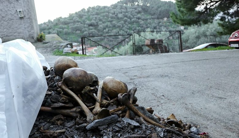 Στοίβαξαν σκελετούς στο δρόμο για να κάνουν έργα στο νεκροταφείο