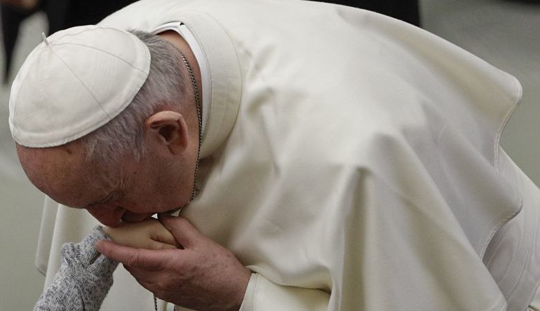 Ιερείς χρησιμοποιούσαν μοναχές για σκλάβες του σεξ παραδέχτηκε ο Πάπας