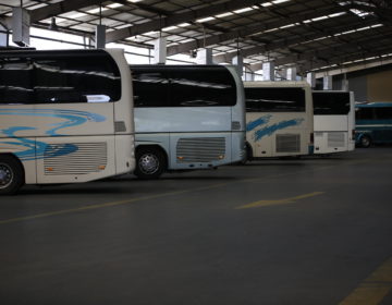 Επιθέσεις με πέτρες δέχονται εν κινήσει λεωφορεία στο Ηράκλειο