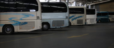 Επιθέσεις με πέτρες δέχονται εν κινήσει λεωφορεία στο Ηράκλειο