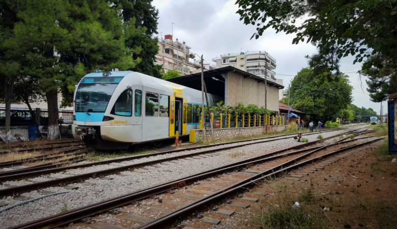 Τρένο προσέκρουσε σε δένδρο στην Θεσσαλονίκη – Τραυματίστηκε ένας εκ των μηχανοδηγών