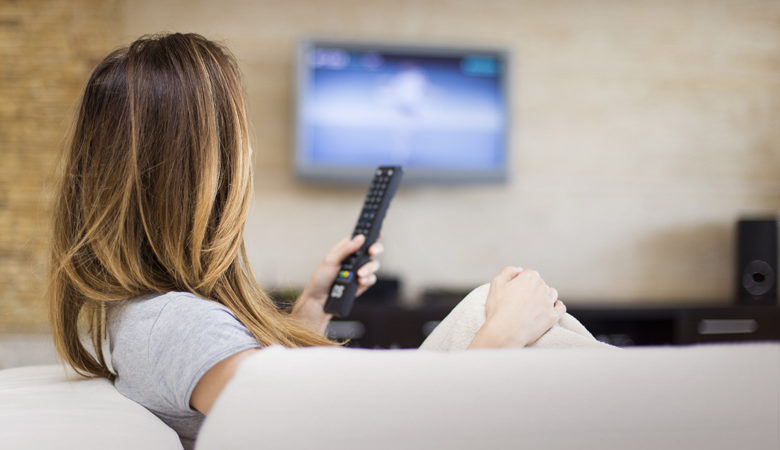 Τι κινδυνεύετε να πάθετε αν βλέπετε πολλές ώρες τηλεόραση