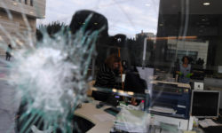 Επιτέθηκαν με σφυριά στην Εθνική Ασφαλιστική στη Συγγρού