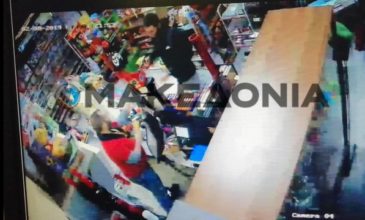Βίντεο: Τον λήστεψε με όπλο και στο τέλος του έκανε χειραψία