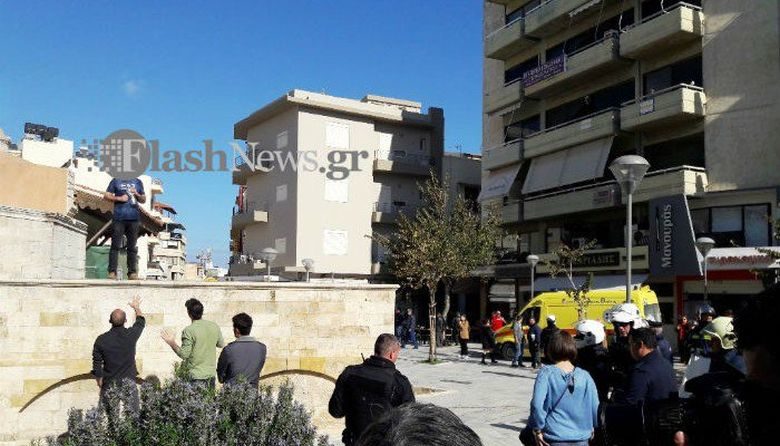Παραδόθηκε ο άνδρας που απειλούσε να αυτοπυρποληθεί στην Κρήτη