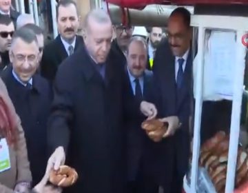 Ο Ερντογάν μοίρασε… κουλούρια