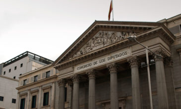Ισπανία: Εγκρίθηκε ο προϋπολογισμός του 2022 – Προβλέπει αυξήσεις και βοηθήματα στους νέους