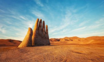 Γιατί υπάρχει ένα γιγάντιο χέρι στην έρημο Ατακάμα της Χιλής