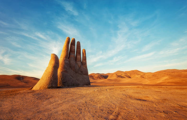 Γιατί υπάρχει ένα γιγάντιο χέρι στην έρημο Ατακάμα της Χιλής – News.gr