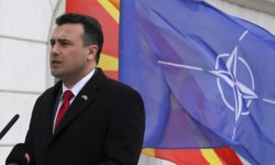 Η σημαία του ΝΑΤΟ υψώθηκε στα Σκόπια – Πανηγυρικό το κλίμα