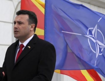Η σημαία του ΝΑΤΟ υψώθηκε στα Σκόπια – Πανηγυρικό το κλίμα