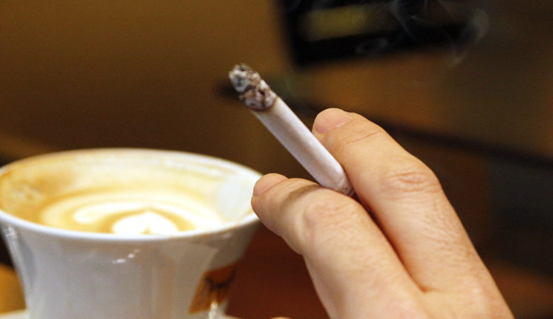 Έρευνα: Ο καπνός του τσιγάρου κάνει τα κύτταρα πιο ευάλωτα στον κορονοϊό