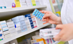 Διαμαρτύρονται οι φαρμακοποιοί για τη μη ένταξη στη λίστα των επαγγελμάτων με μειωμένη προμήθεια στις συναλλαγές με κάρτα