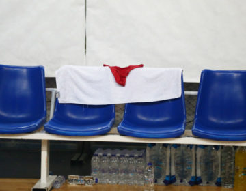 Κόκκινο εσώρουχο στον πάγκο του Ολυμπιακού