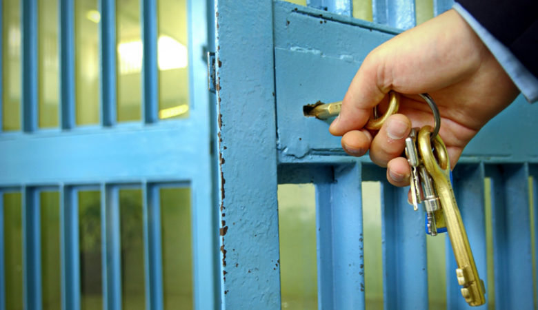 Αυτοσχέδια σουβλιά, κινητά και φορτιστές βρέθηκαν σε κελιά των φυλακών Κορυδαλλού