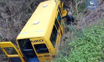 Σχολικό λεωφορείο έπεσε σε ρέμα από ύψος 3 μέτρων