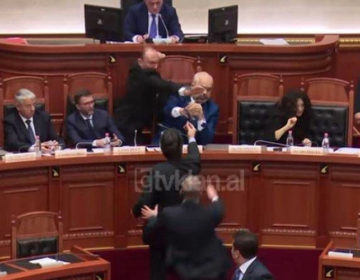 Ένταση στην Αλβανική Βουλή και επίθεση με… μελάνι στον Ράμα
