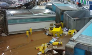 Εικόνες καταστροφής από την κακοκαιρία σε σούπερ-μάρκετ στα Χανιά