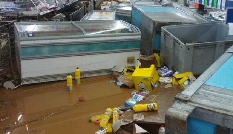 Εικόνες καταστροφής από την κακοκαιρία σε σούπερ-μάρκετ στα Χανιά