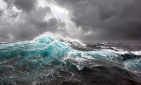 Βίντεο-σοκ στο Άστρος Κυνουρίας: 53χρονος λιμενικός σε περιπολία χτυπήθηκε από κύμα και έχασε τη ζωή του