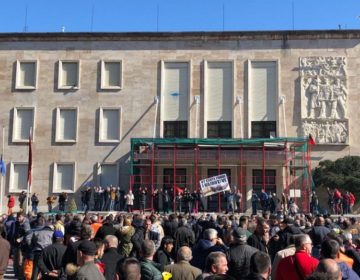 Επιχείρηση εισβολής διαδηλωτών στο πρωθυπουργικό γραφείο στα Τίρανα