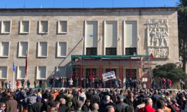 Επιχείρηση εισβολής διαδηλωτών στο πρωθυπουργικό γραφείο στα Τίρανα