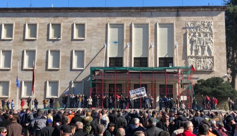 Επιχείρηση εισβολής διαδηλωτών στο πρωθυπουργικό γραφείο στα Τίρανα