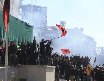 Επεισόδια και τραυματίες στα Τίρανα