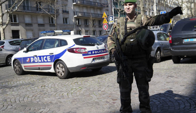 Εκκένωση συνοικίας στο Παρίσι για την εξουδετέρωση βόμβας