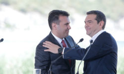 Τι αποκαλύπτει ο Αλέξης Τσίπρας για τη Συμφωνία των Πρεσπών στο βιβλίο του: «Δηλαδή, θα πέσει η κυβέρνηση για ένα κ…όνομα;»
