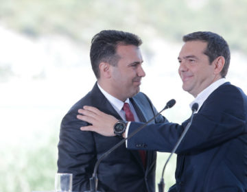 Τι αποκαλύπτει ο Αλέξης Τσίπρας για τη Συμφωνία των Πρεσπών στο βιβλίο του: «Δηλαδή, θα πέσει η κυβέρνηση για ένα κ…όνομα;»