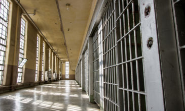 Κρατούμενος ξυλοκόπησε σωφρονιστικό υπάλληλο στις φυλακές Τρικάλων