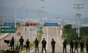 Ο Μαδούρο διέταξε να κλείσουν τα σύνορα με την Κολομβία