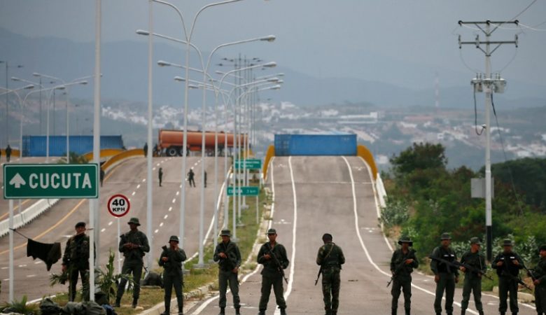 Ο Μαδούρο διέταξε να κλείσουν τα σύνορα με την Κολομβία