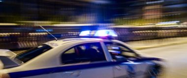 Συνελήφθη απόστρατος αξιωματικός της Πολεμικής Αεροπορίας στο Κιάτο – Εντοπίστηκε ολόκληρο οπλοστάσιο στο σπίτι του
