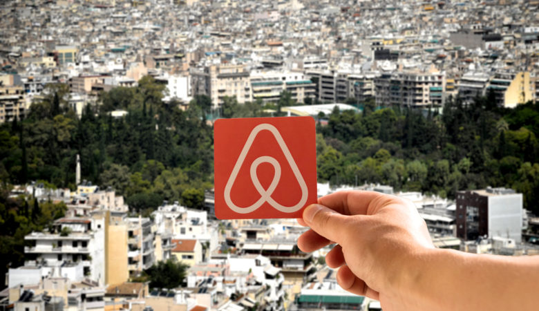 Η σκέψη για περιορισμό του Airbnb που θα φέρει τα πάνω-κάτω στην Αθήνα