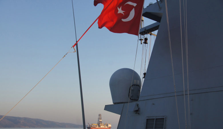 Τουρκικό γεωτρύπανο και κορβέτα «στελθ» πέρασαν το στενό του Καφηρέα